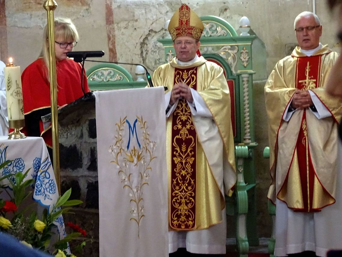 Bierzmowanie w maseczkach. Wizyta biskupa