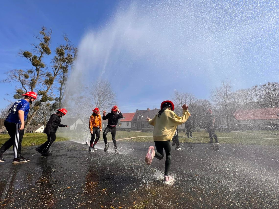 Bitwa wodna w lany poniedziałek, czyli dzieci kontra strażacy [FOTO]