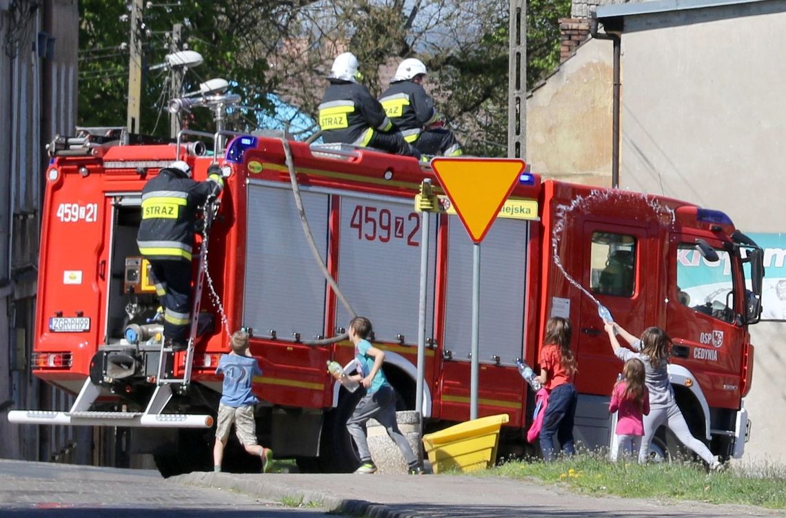 Bitwa wodna w lany poniedziałek, czyli dzieci kontra strażacy [FOTO, WIDEO]