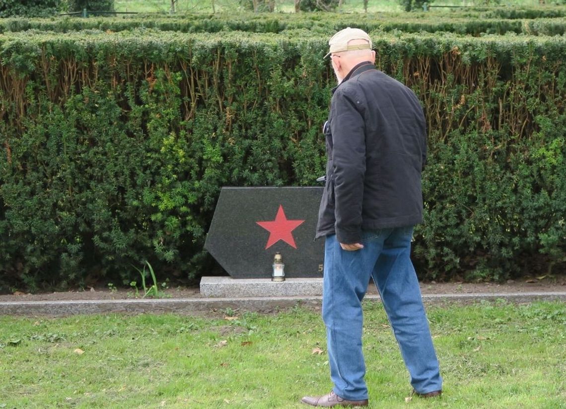 Błędy na nowych tablicach na cmentarzu żołnierzy radzieckich Błędy na nowych tablicach na cmentarzu żołnierzy radzieckich