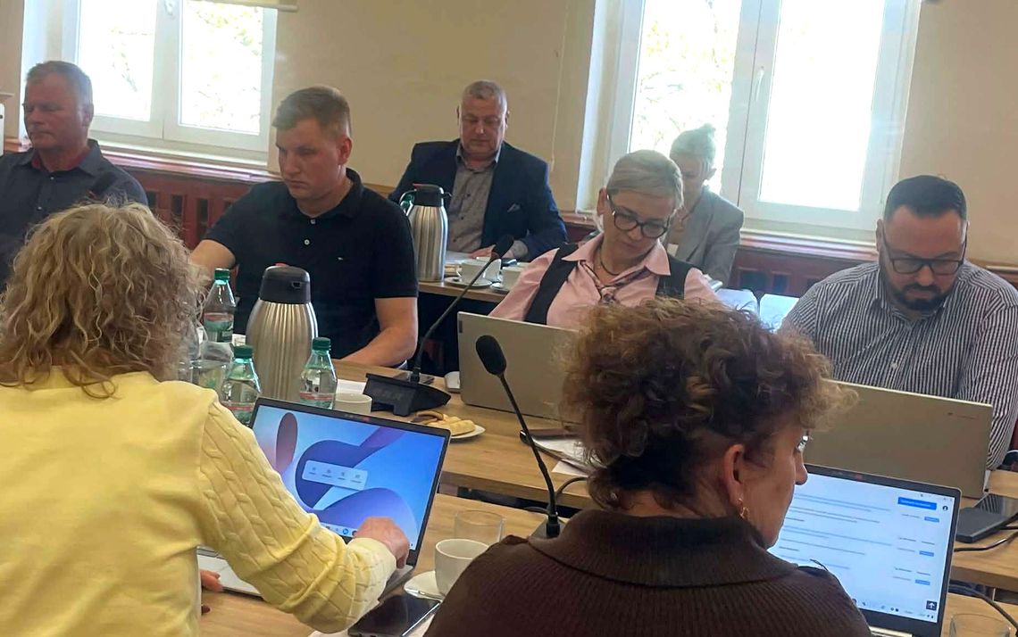 Błędy w wydawaniu pieniędzy na promocję gminy. Komisja rewizyjna krytykuje, burmistrz się broni