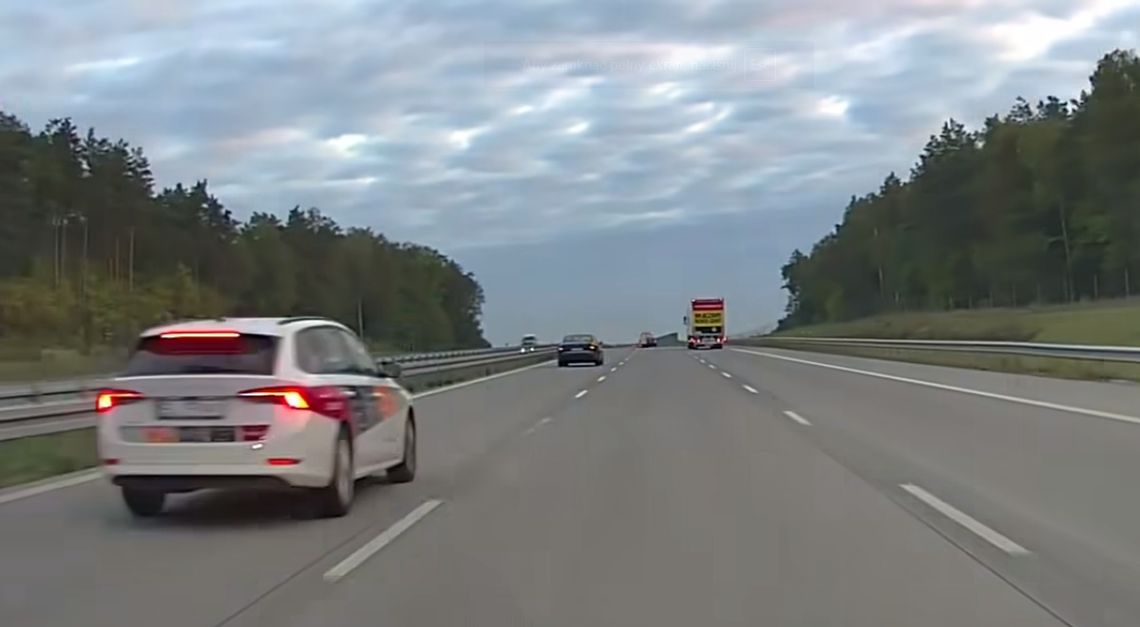 Jechał 190 km/h. Pędzący prawie rozjechał mijane auto [WIDEO]