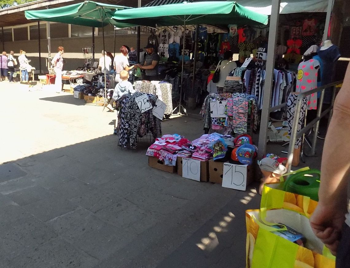 Blokują przejśćia, handlując przed PSS Społem Blokują przejśćia, handlując przed PSS Społem