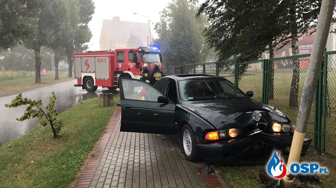 BMW uderzył w słup i... uciekł BMW uderzył w słup i... uciekł