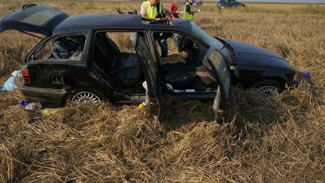 BMW w trakcie szybkiej jazdy odpadło koło. Dachowała rodzina z 3-latkiem BMW w trakcie szybkiej jazdy odpadło koło. Dachowała rodzina z 3-latkiem
