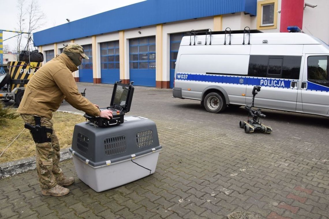 Bomba rozbrojona - policjanci ćwiczyli wspólnie z innymi służbami Bomba rozbrojona - policjanci ćwiczyli wspólnie z innymi służbami