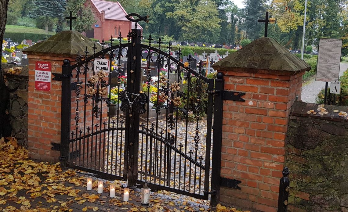 Brama cmentarza zamknięta na kłódkę Brama cmentarza zamknięta na kłódkę