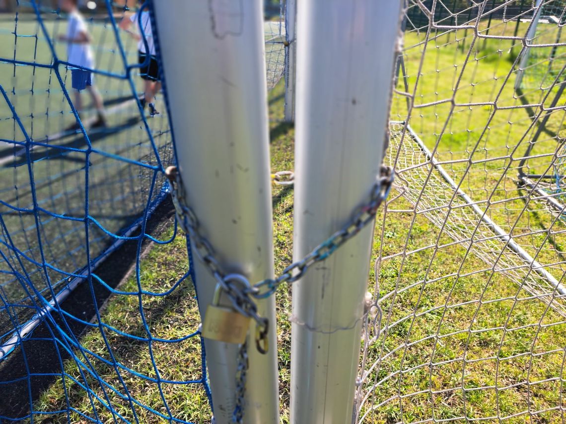 Bramki skuli łańcuchami. To skandal - ocenia czytelnik