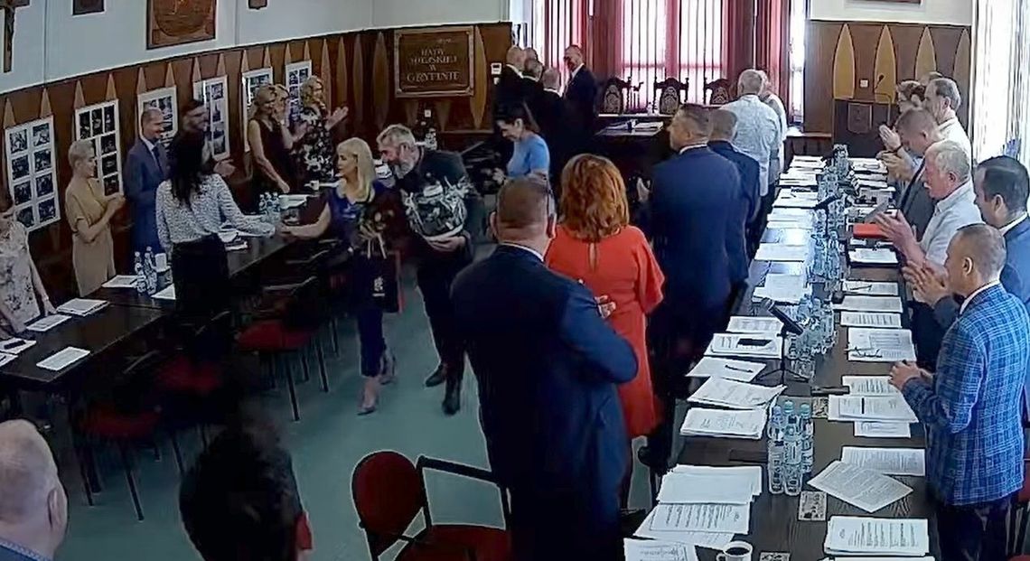 Brawami podziękowano dyrektorce za wieloletnią pracę Brawami podziękowano dyrektorce za wieloletnią pracę