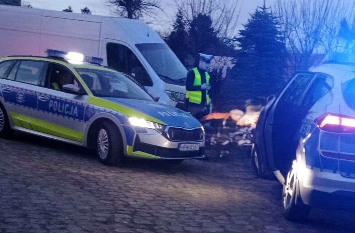 Brawurowa ucieczka nastolatka. Jechał na jednym kole i uderzył w radiowóz