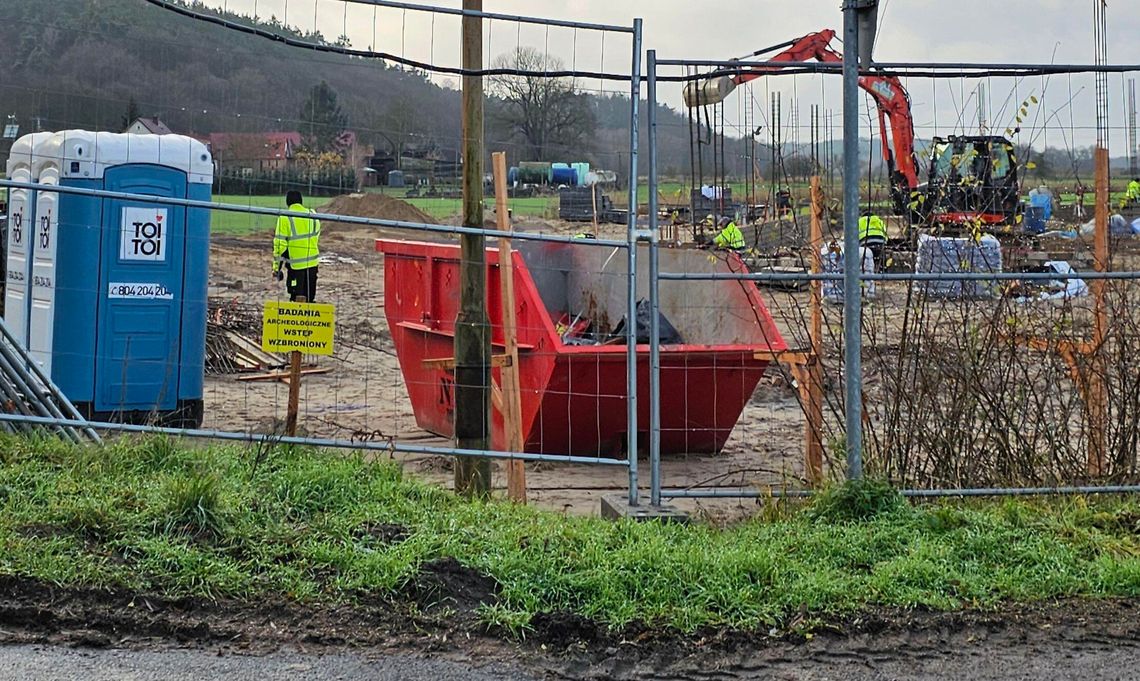 Budują Biedronkę, a udają, że prowadzą... wykopaliska. Nasze śledztwo rozwiązało zagadkę