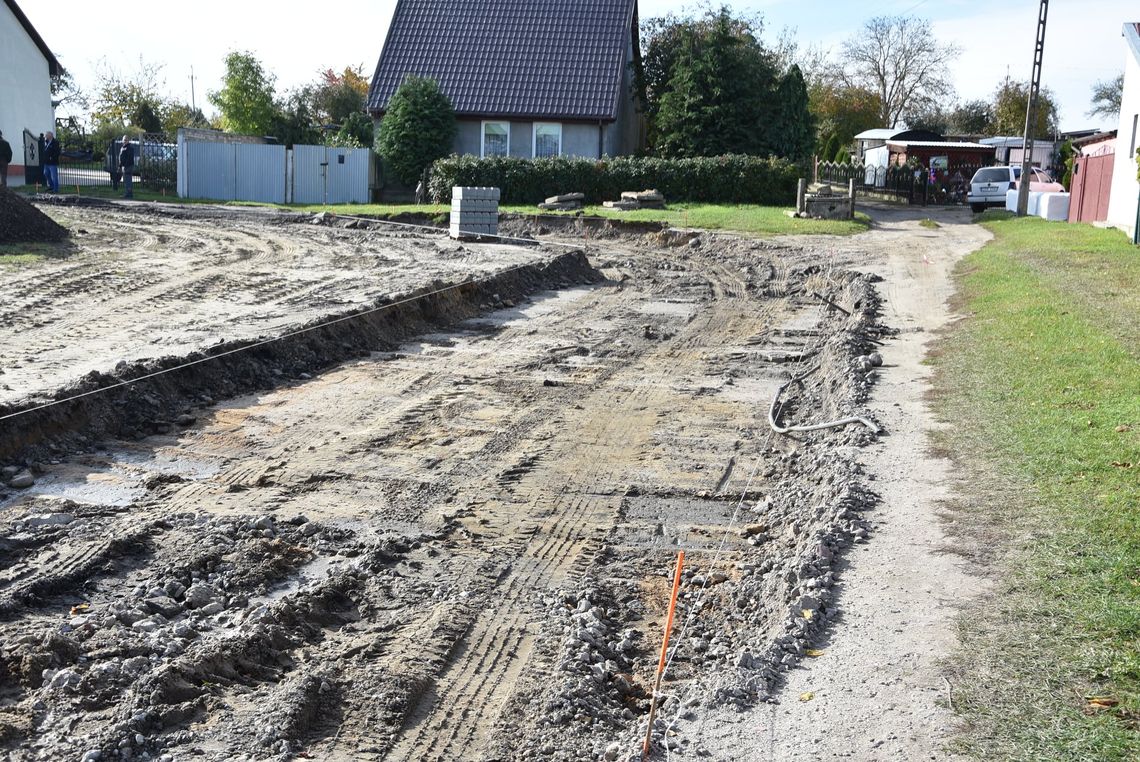 Budują drogę we wsi [ZDJĘCIA]