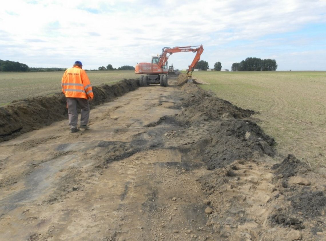 Budują drogę wśród pól. Będzie dojazd do S3