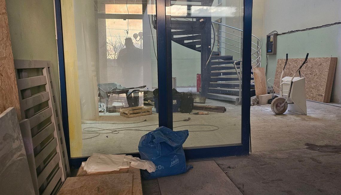 Budynek PEC zamknięty, ale praca wewnątrz wre. Pałac na palach z problemami