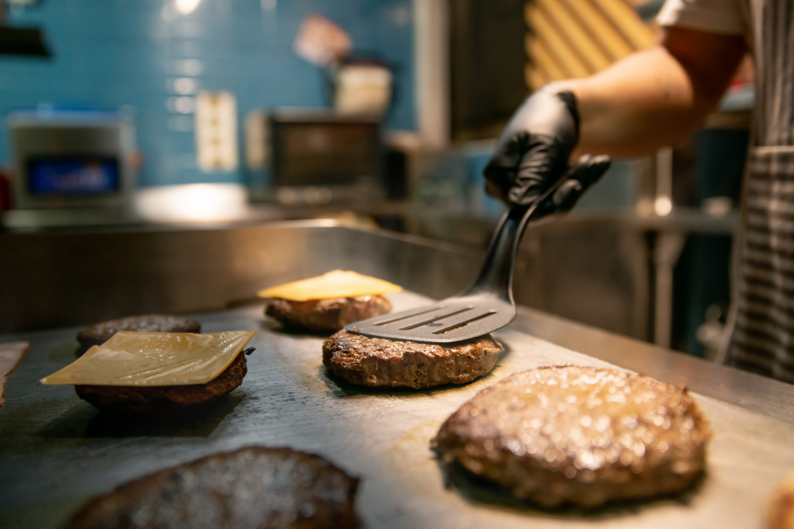 Burger z Biedronki? Czemu nie! Jest tańszy niż w barze