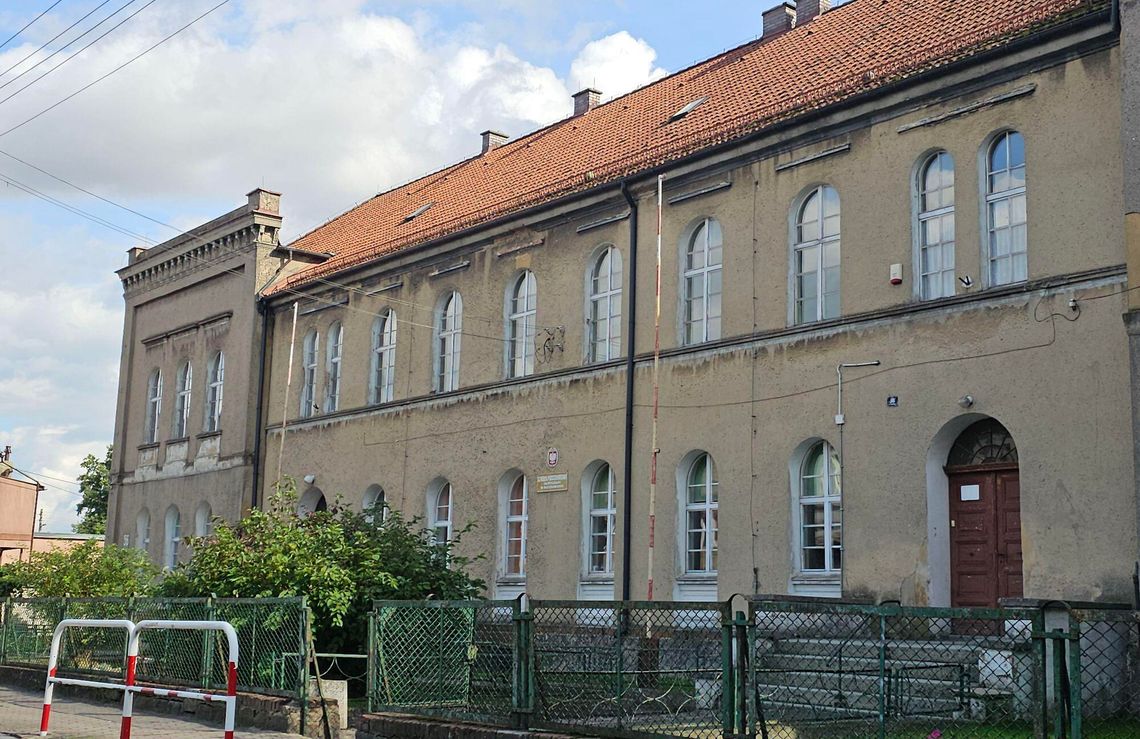 Burmistrz nie dotrzymał słowa w sprawie remontu szkoły. Manipulacja na stronie gminy? Burmistrz nie dotrzymał słowa w sprawie remontu szkoły. Manipulacja na stronie gminy?