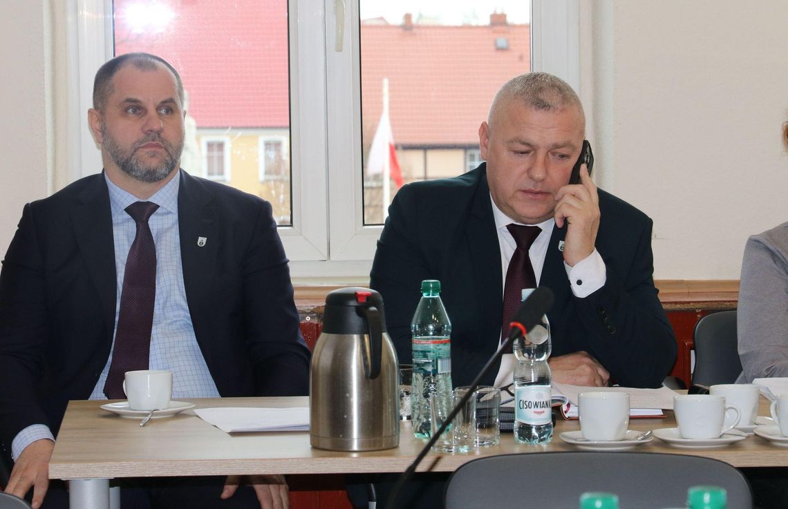 Burmistrz „gościem” na najważniejszej sesji? Techniczny paraliż i budżetowy finał w Mieszkowicach i Gryfinie
