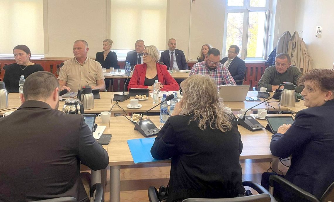 Burmistrz idzie na łatwiznę i organizuje nadzwyczajne sesje, zamiast zwykłych