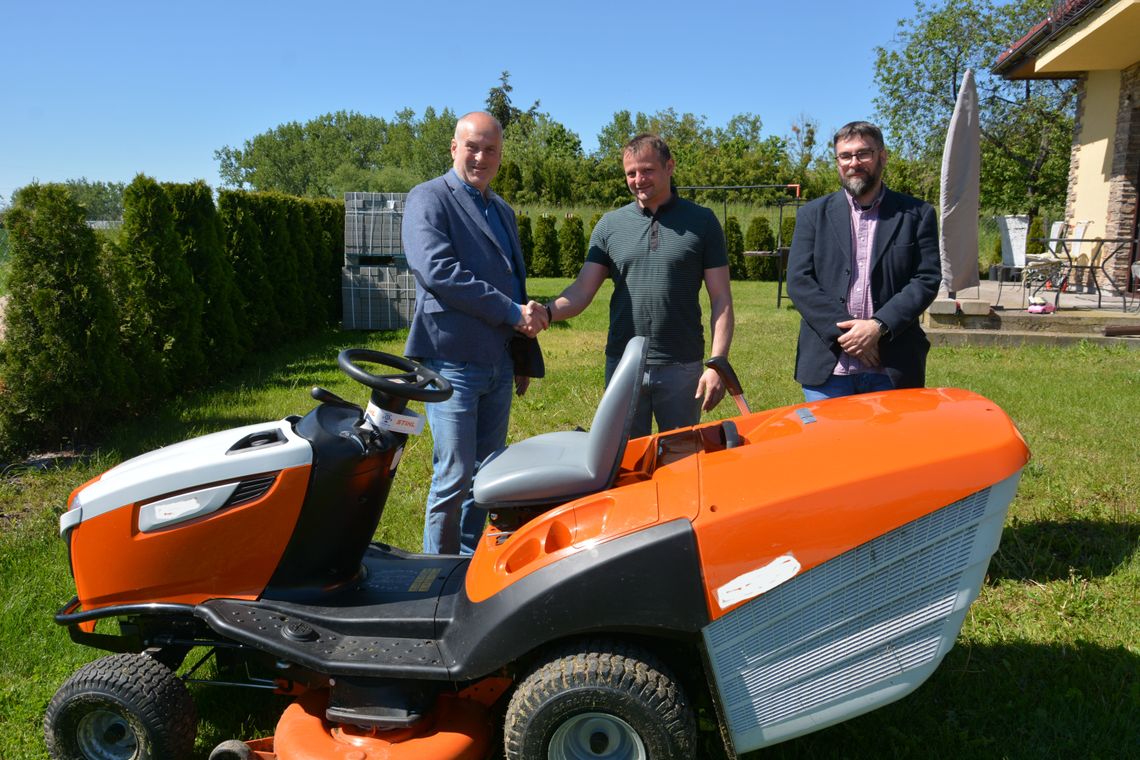 Burmistrz lansuje się z traktorkami jednej marki Burmistrz lansuje się z traktorkami jednej marki