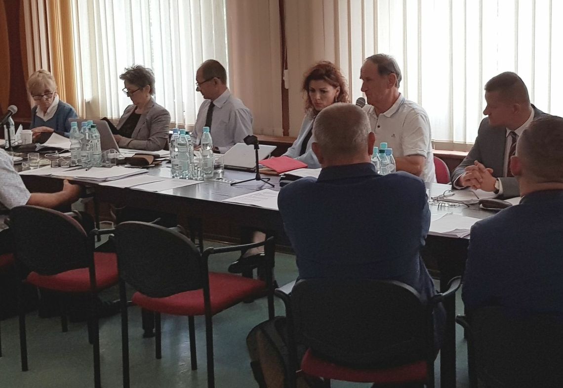 Burmistrz lekceważy mieszkańców i radnych. Radny krytykuje Sawaryna [WIDEO]