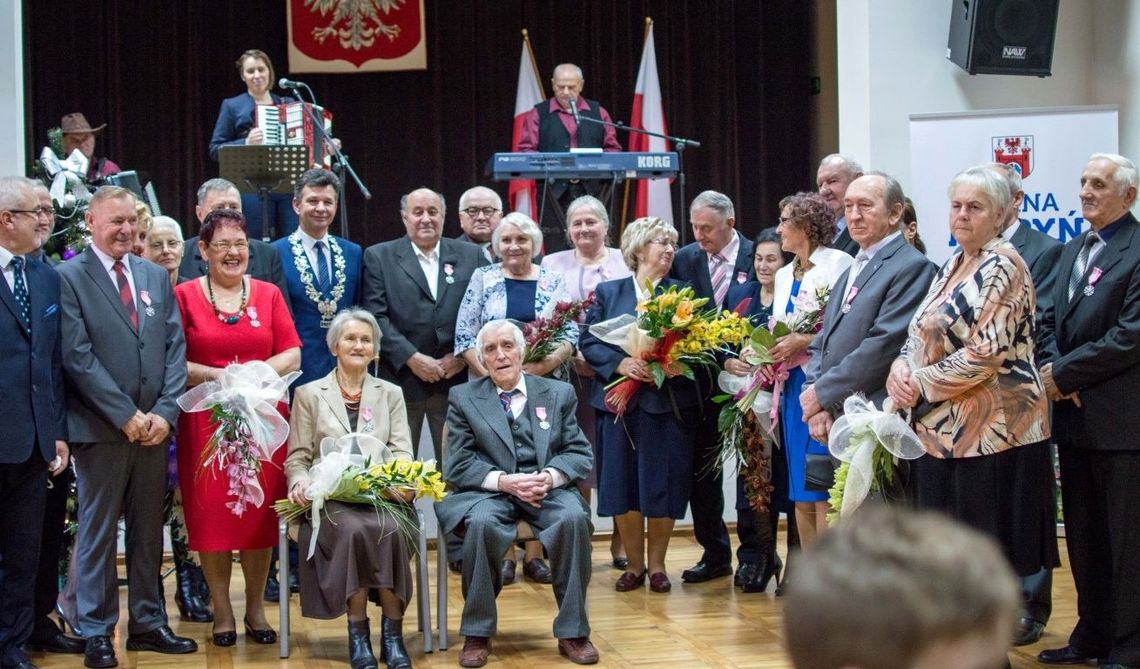 Burmistrz nagradza pary obchodzące złote gody