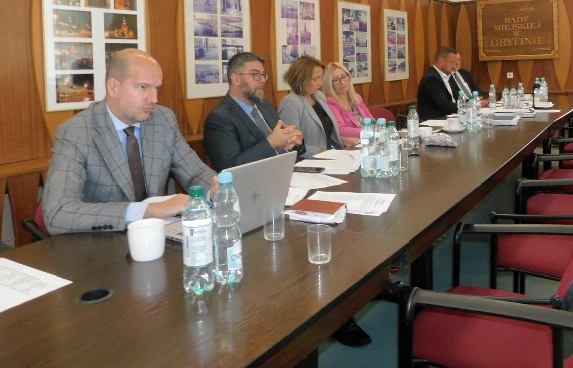 Burmistrz nie przygotował uchwały śmieciowej, ale wrzuca uchwałę podwyższającą podatki Burmistrz nie przygotował uchwały śmieciowej, ale wrzuca uchwałę podwyższającą podatki