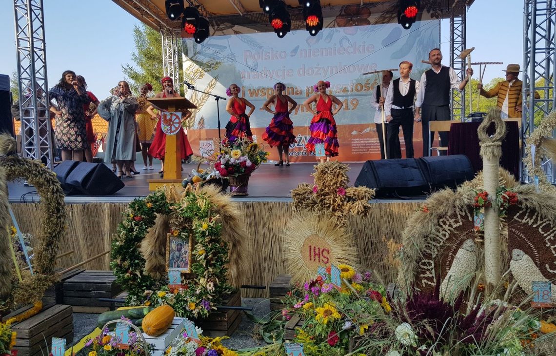 Burmistrz obtańcował dożynkowy wieniec [WIDEO]
