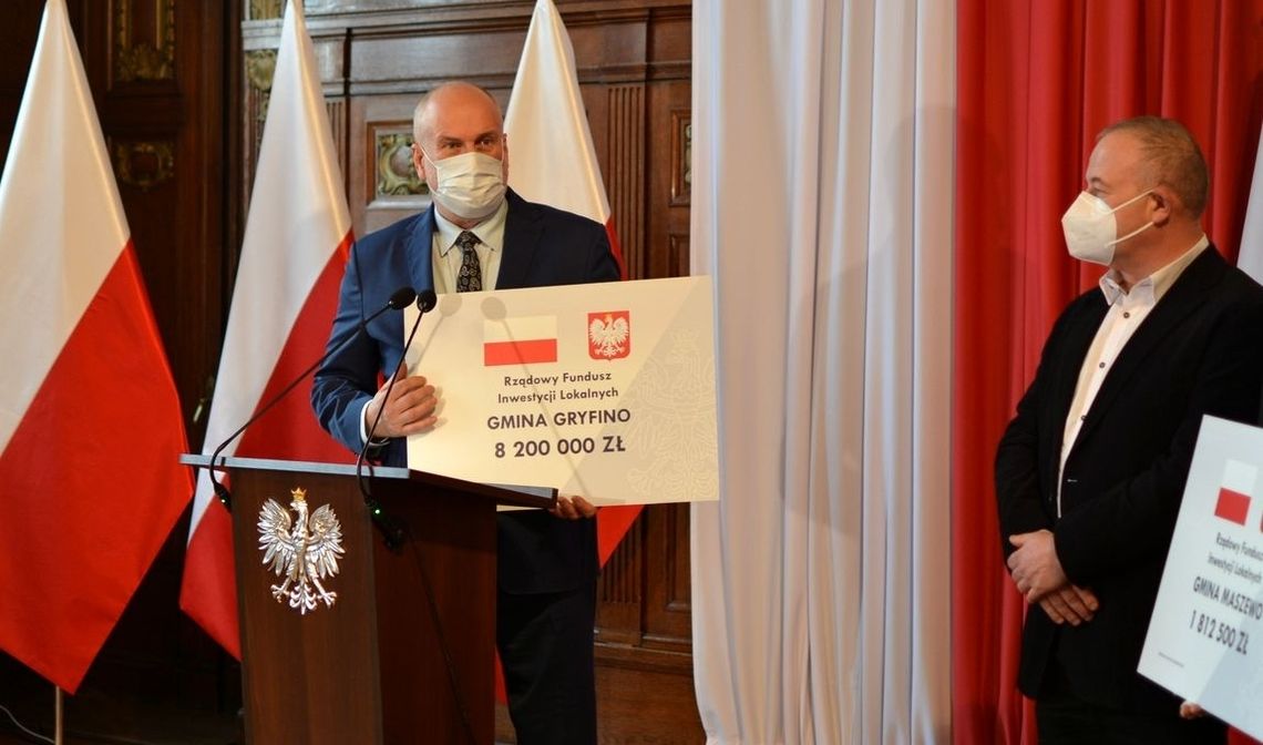 Burmistrz odebrał symboliczny czek 