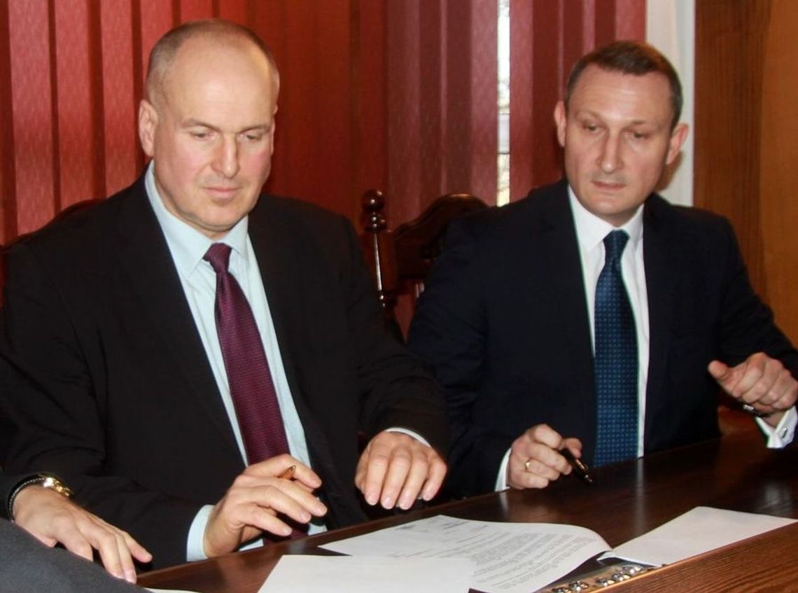 Burmistrz przyznaje urzędnikom nagrody Burmistrz przyznaje urzędnikom nagrody