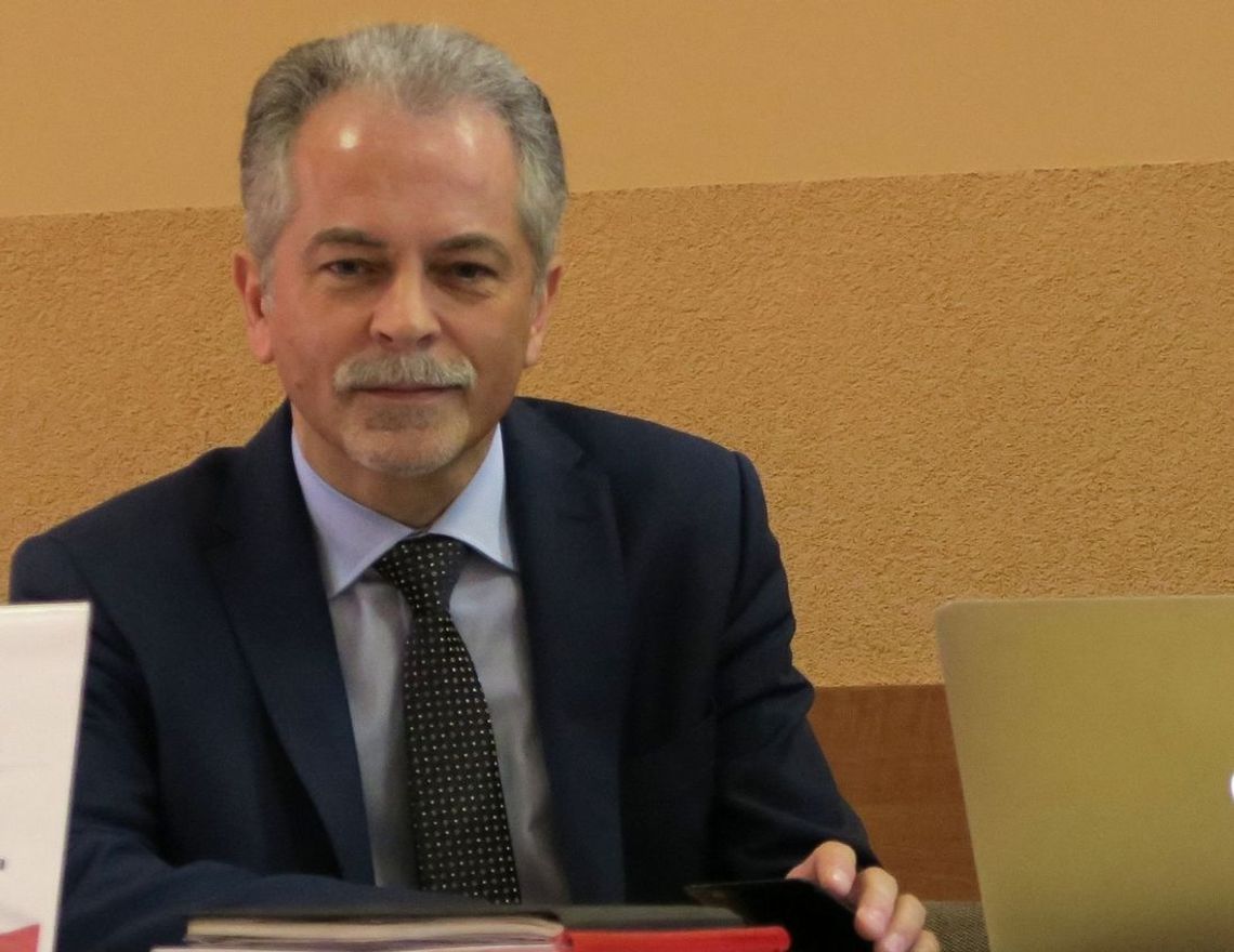 Burmistrz tłumaczy się z wynajmu mieszkania i pomieszkiwania w części hotelowej Centrum Burmistrz tłumaczy się z wynajmu mieszkania i pomieszkiwania w części hotelowej Centrum