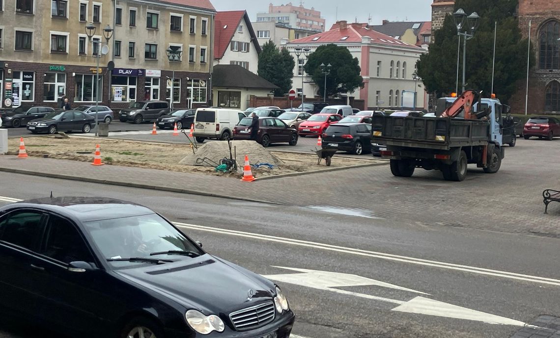 Burmistrz "upiększa" największą kuwetę w mieście Burmistrz "upiększa" największą kuwetę w mieście