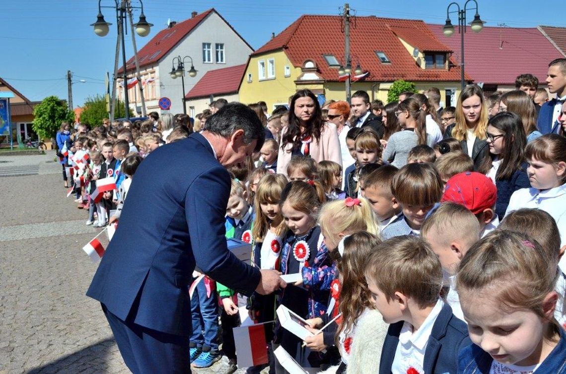 Burmistrz wręczał biało-czerwone flagi Burmistrz wręczał biało-czerwone flagi