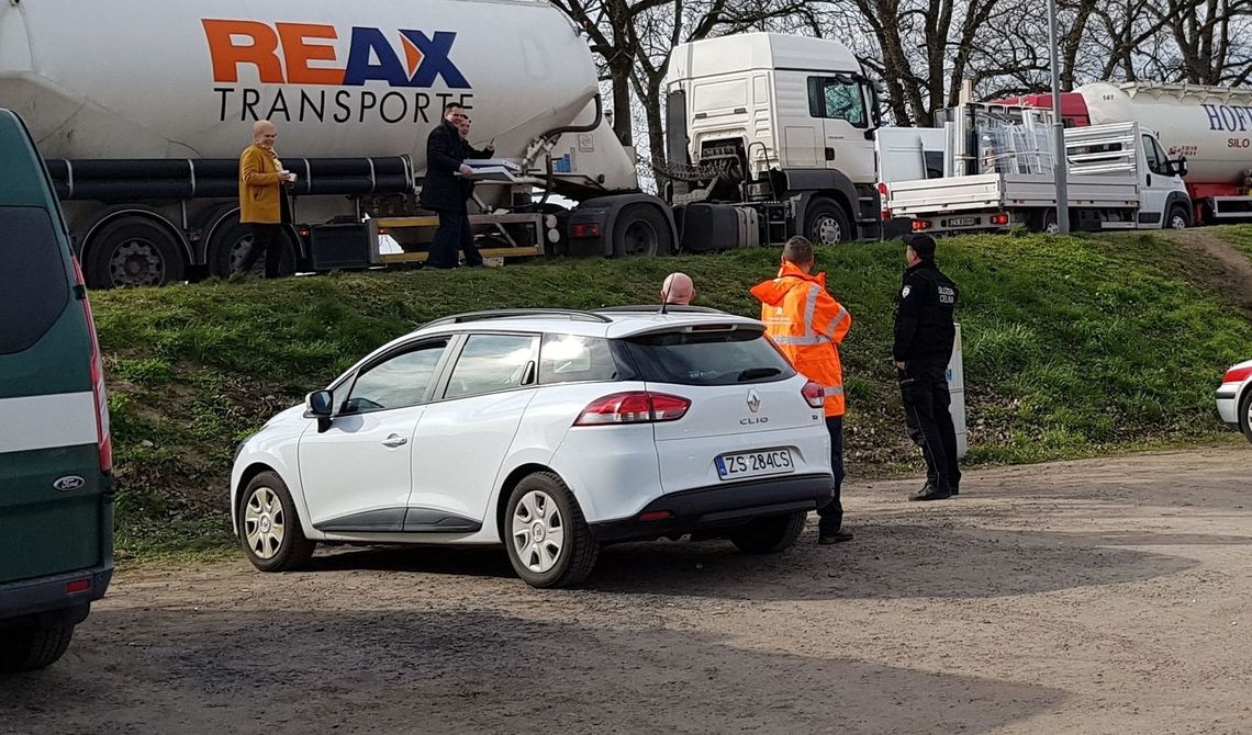 Burmistrz z pizzą wspiera pograniczników w pracy i w walce z koronawirusem [FOTO, WIDEO]
