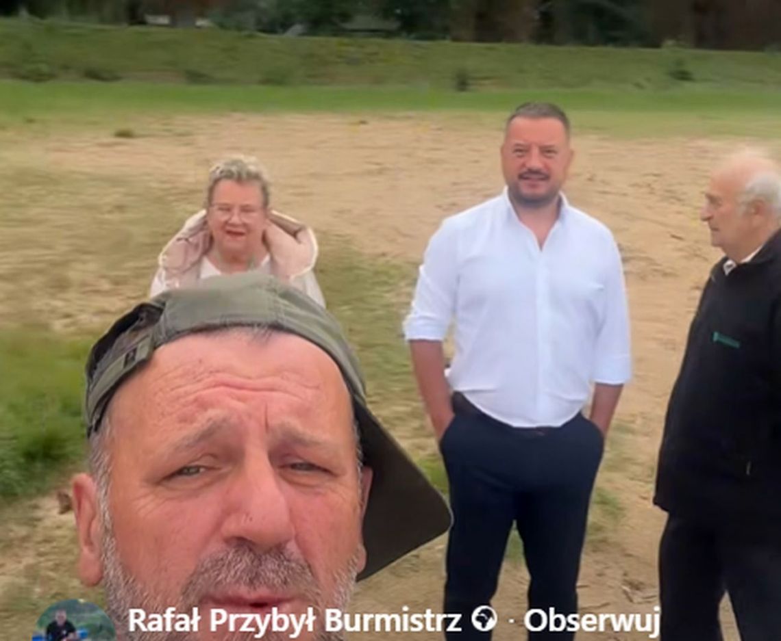 Burmistrza Wieruszowa przyjęli na błotnistej plaży. Godny gość w niegodnych warunkach?