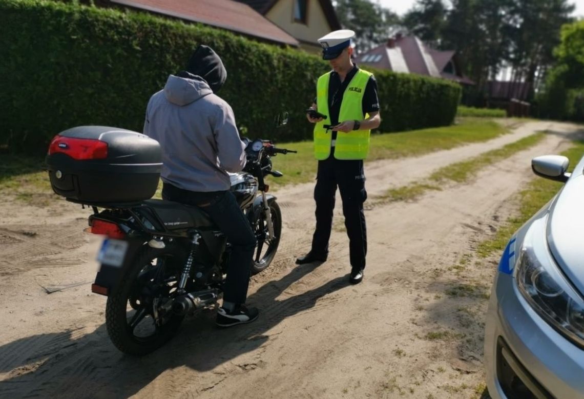 Był tak pijany, że w zasadzie "prowadził" go motorower