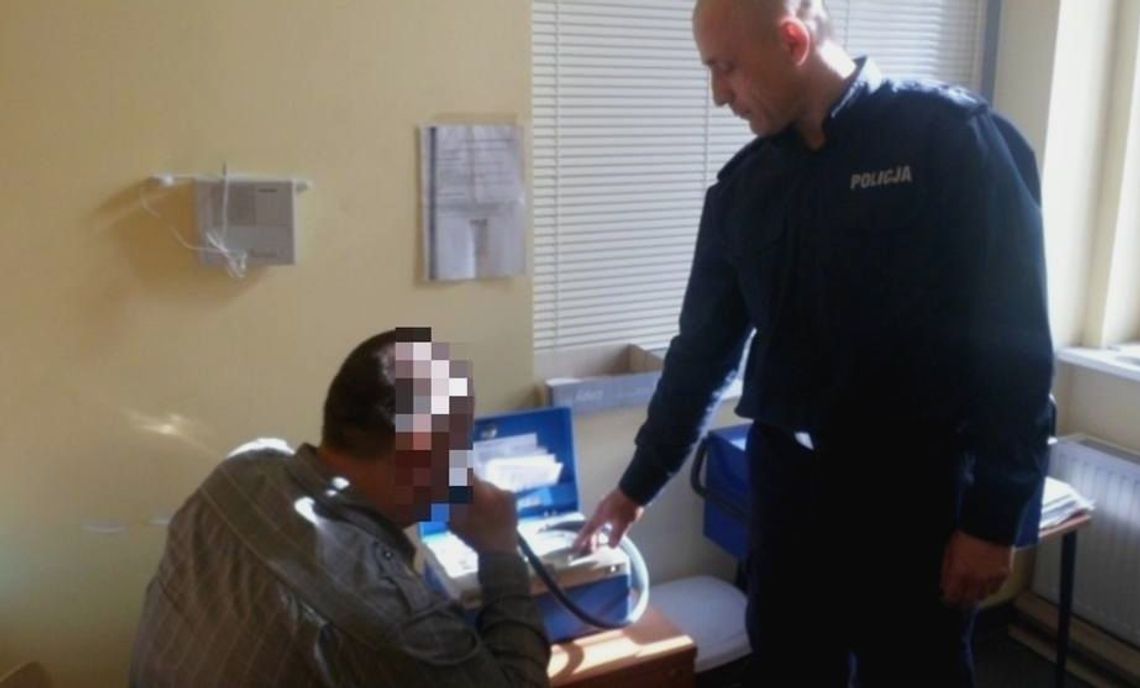 Był tak pijany, że wtargnął na ulicę i uderzył w samochód Był tak pijany, że wtargnął na ulicę i uderzył w samochód