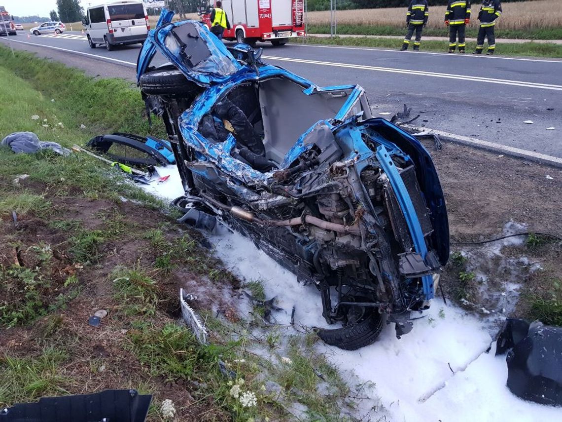 Był zakleszczony w płonącym aucie. Uratowali go policjanci