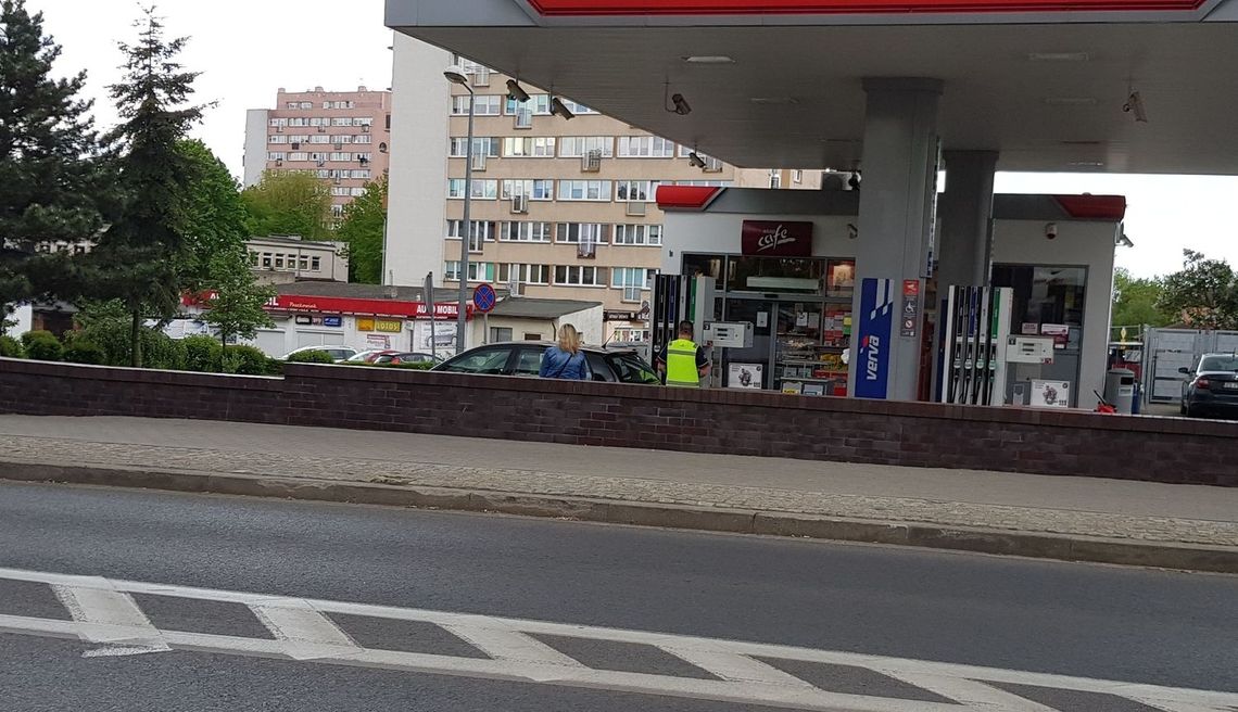 Była tak pijana, że na stacji paliw wjechała w donice z kwiatami Była tak pijana, że na stacji paliw wjechała w donice z kwiatami