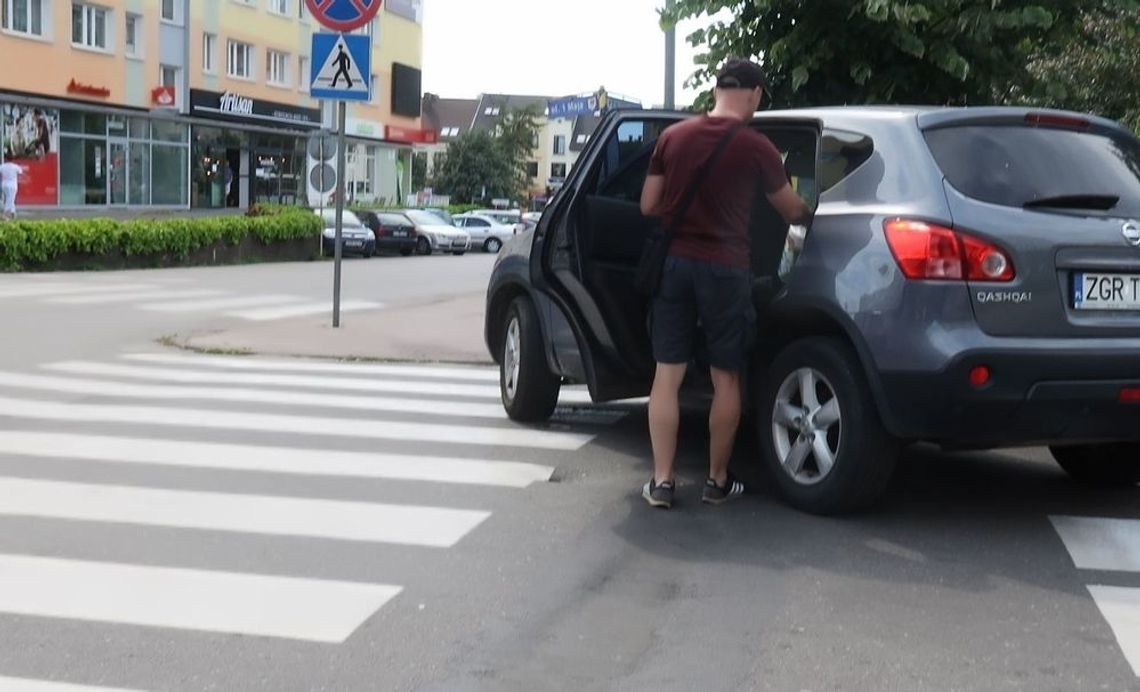 Było miejsce, a zaparkował na pasach Było miejsce, a zaparkował na pasach