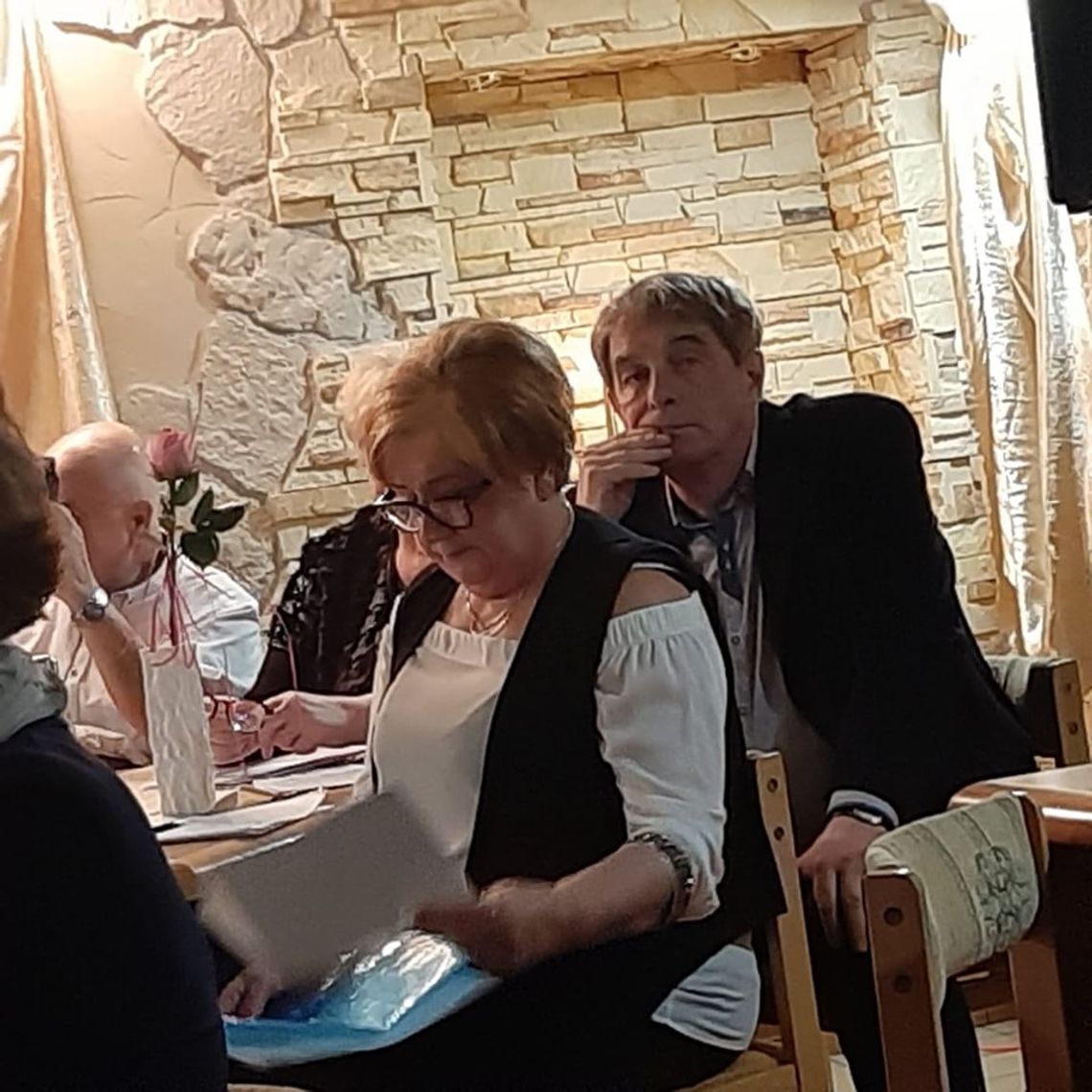 Cały klub wypełniony był słuchaczami