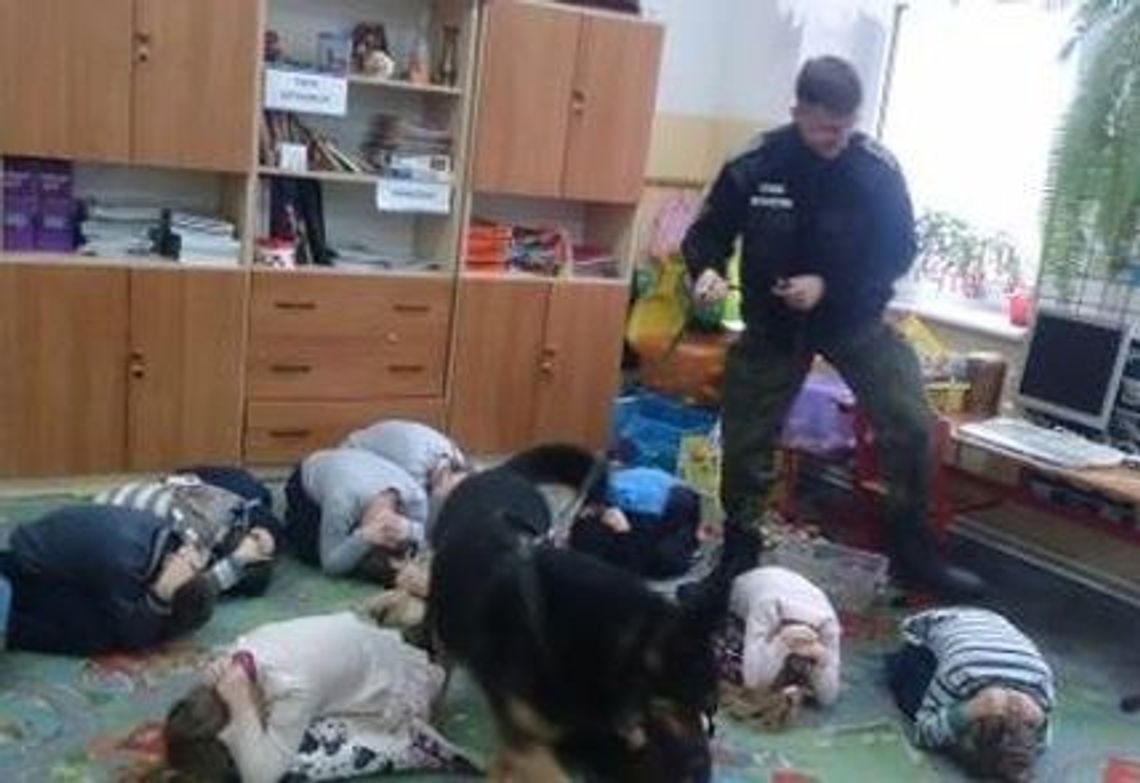 Celnik wpadł do klasy i… Celnik wpadł do klasy i…