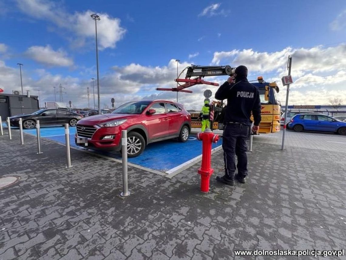 Cham parkuje. Dzięki tej stronie już nie trzeba dzwonić na policję czy straż miejską Cham parkuje. Dzięki tej stronie już nie trzeba dzwonić na policję czy straż miejską