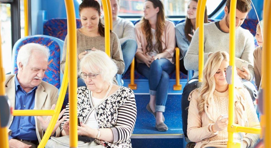 Zakażą głośnego używania telefonów w autobusach? Tylko przez słuchawki