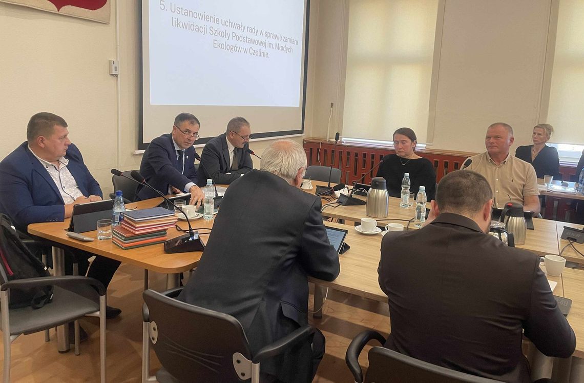 Chcą zlikwidować szkołę. Wykluczyli niewygodnego radnego