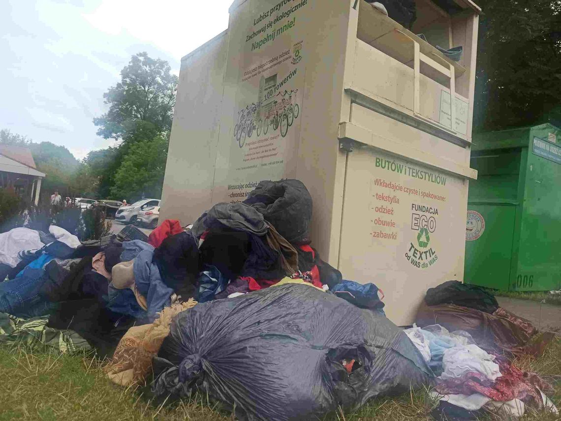 Biedronka i PCK apelują do premiera. Chodzi o segregowanie tekstyliów