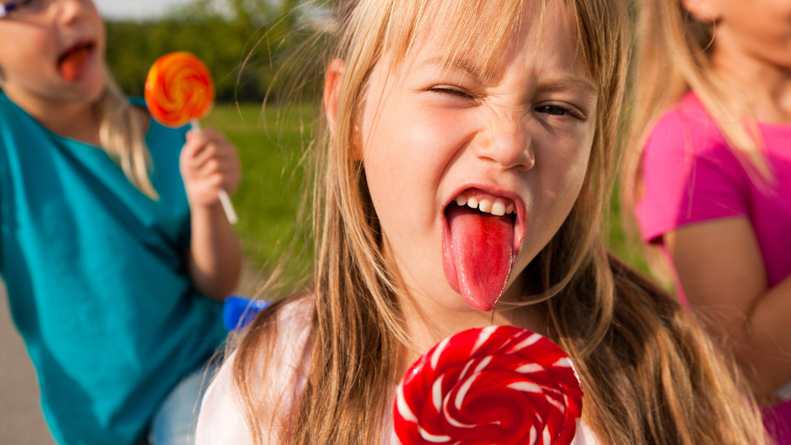 Cukier to biała trucizna? Szkodzi podobnie jak alkohol, więc podobnie z reklamą