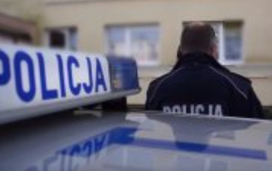 Chciał skoczyć z trzeciego piętra. Uratowali go policjanci