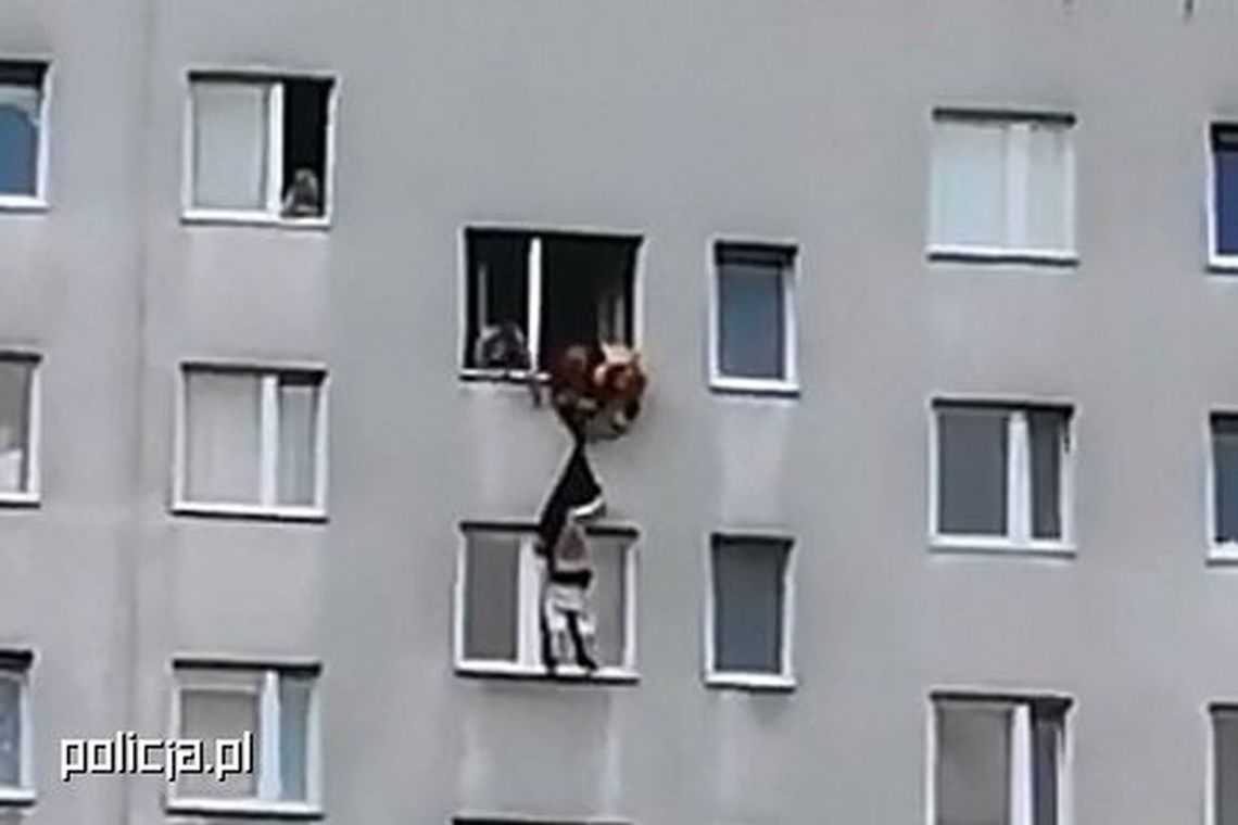 Chciał zakończyć życie skacząc z bloku. Siedział na parapecie i trzymał się...