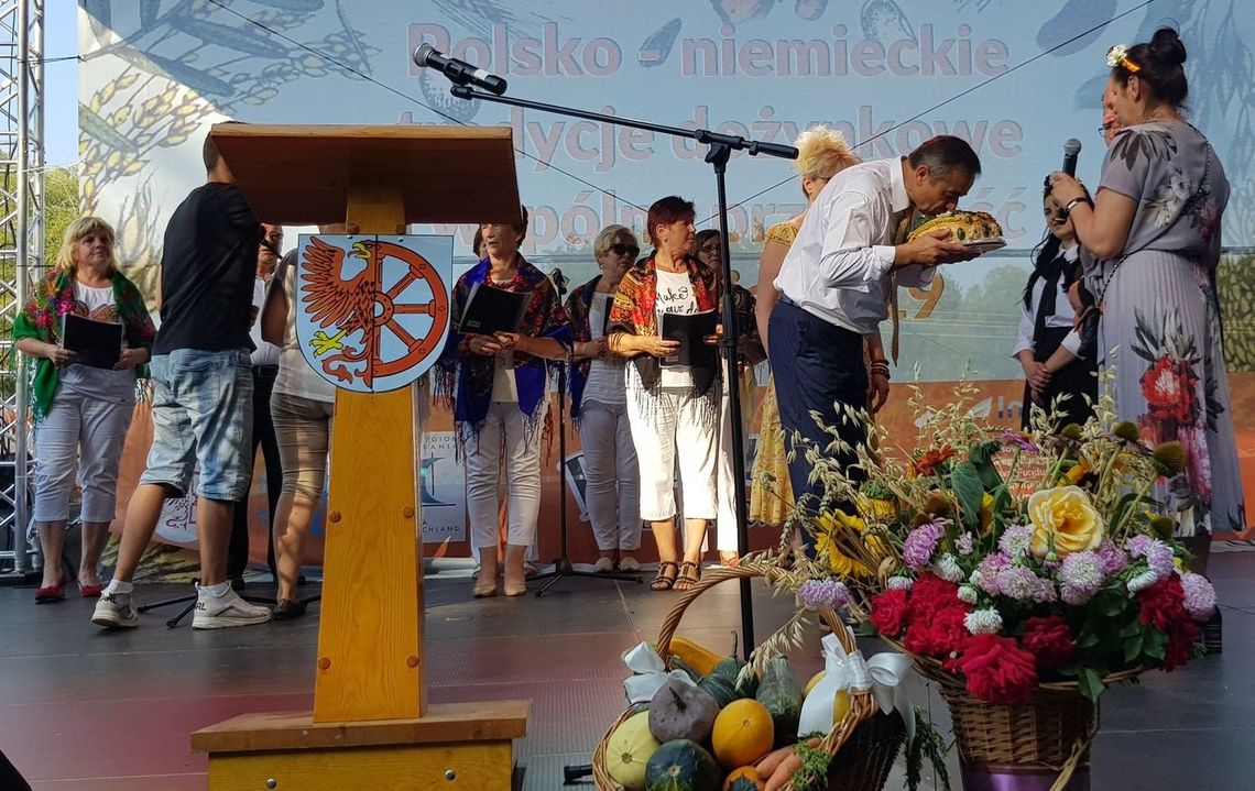 Chleb podzielono wśród uczestników dożynek [FOTORELACJA]