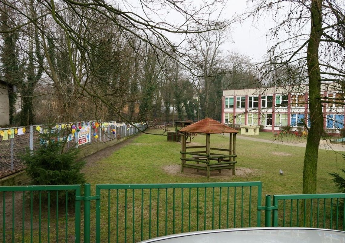 Chocholi taniec z masztem, czyli straszenie niewidzialnymi promieniami, których nie będzie